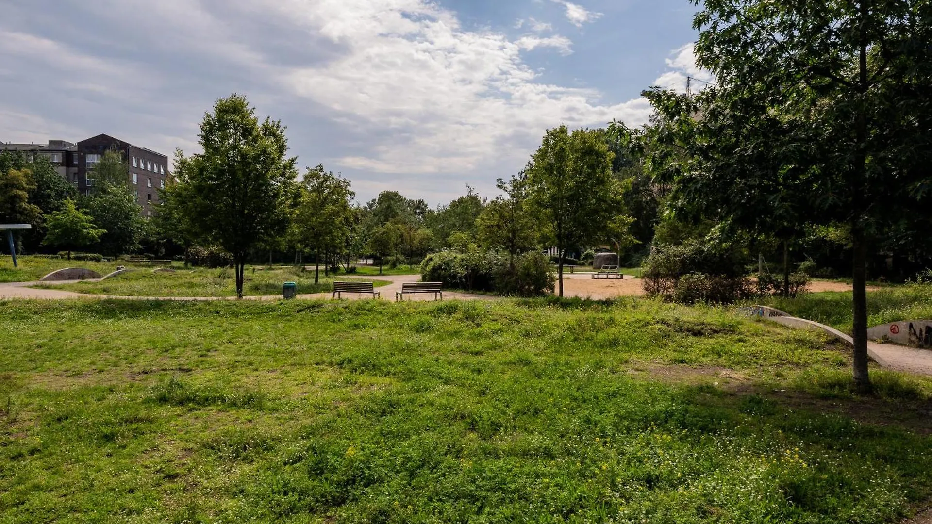 Appartement Spacious, Central 3 Room Flat With Gym & Play Area Berlijn
