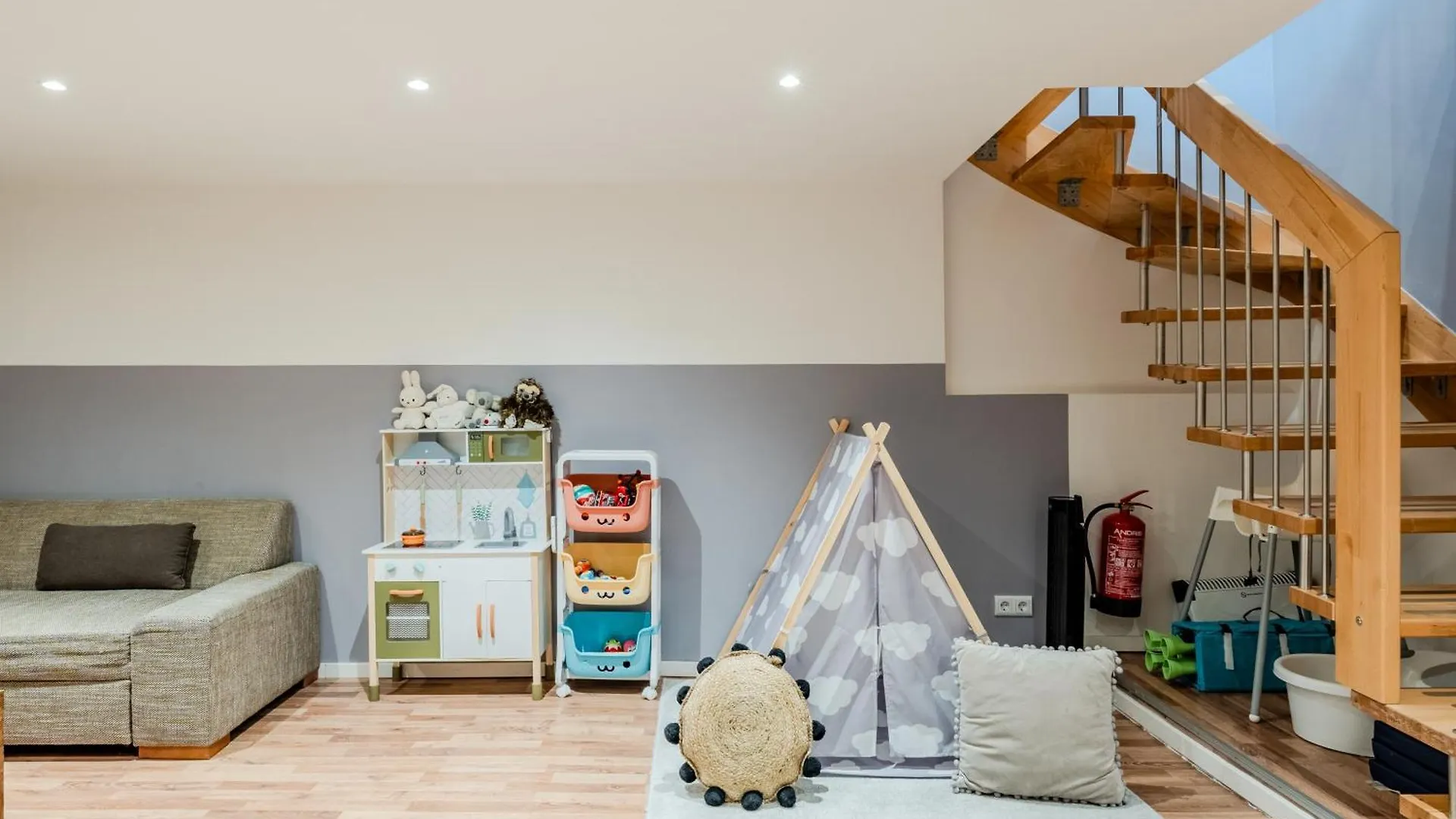 Spacious, Central 3 Room Flat With Gym & Play Area Berlijn