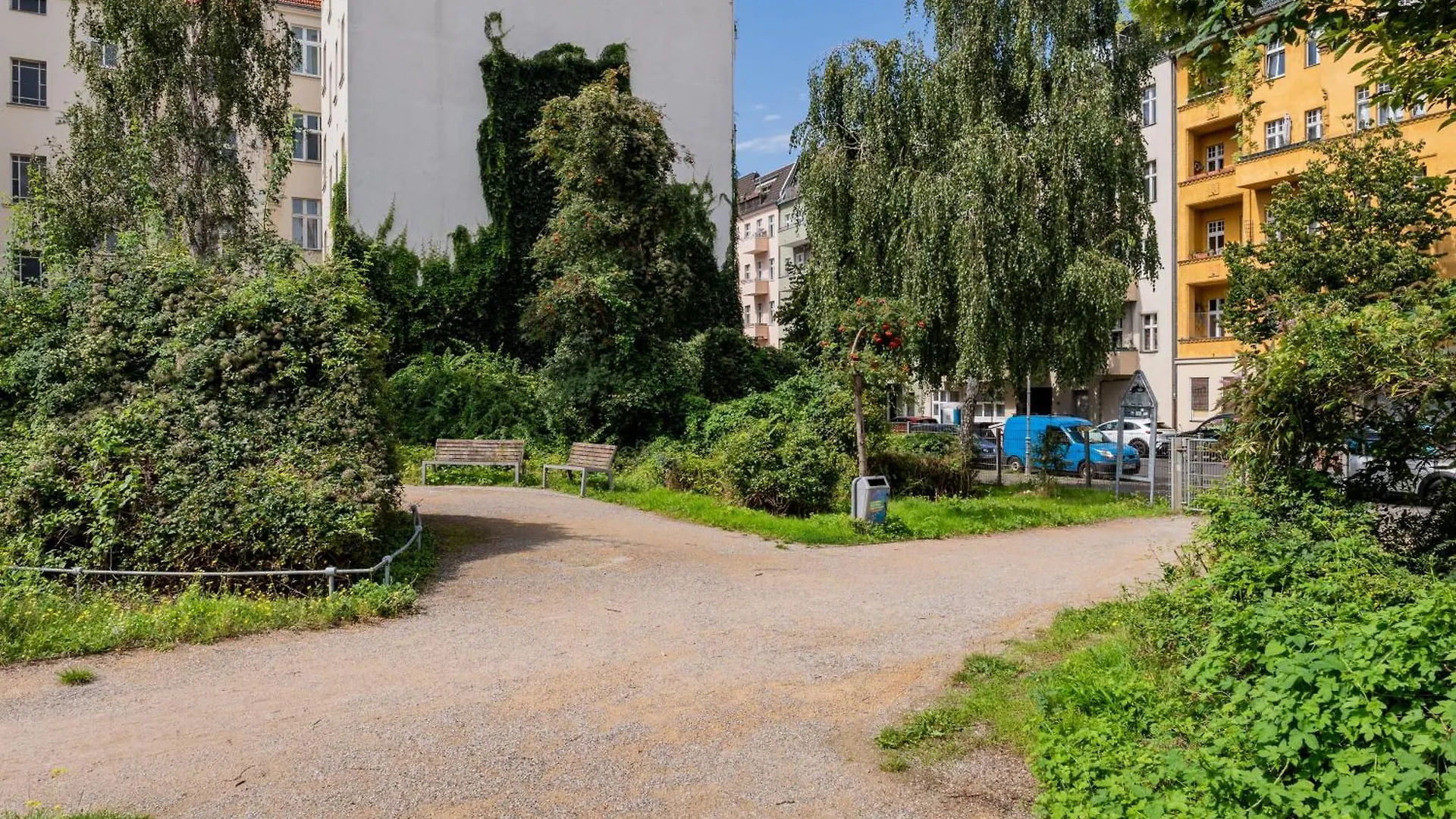 Spacious, Central 3 Room Flat With Gym & Play Area Berlin