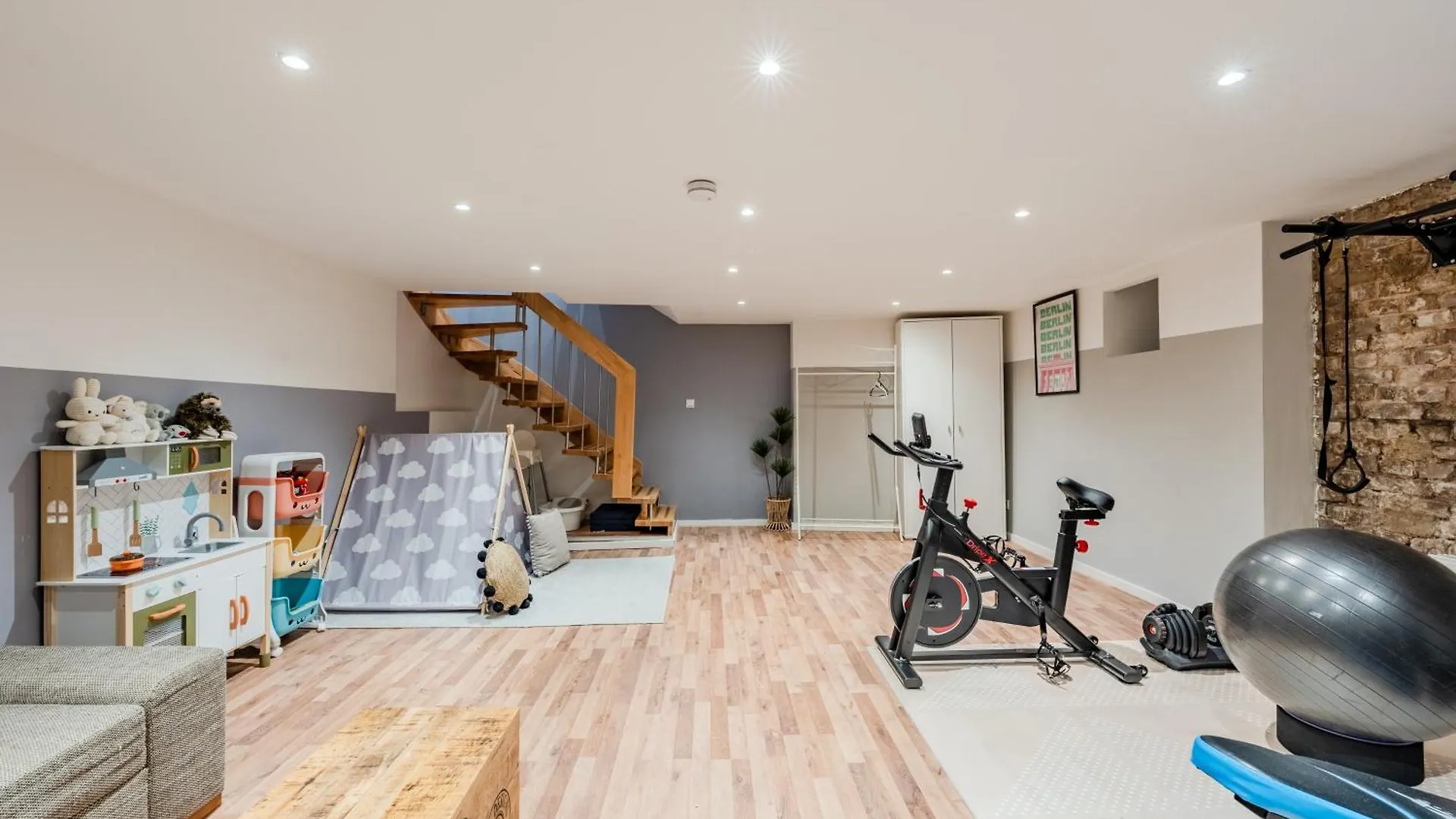 Spacious, Central 3 Room Flat With Gym & Play Area Berlin